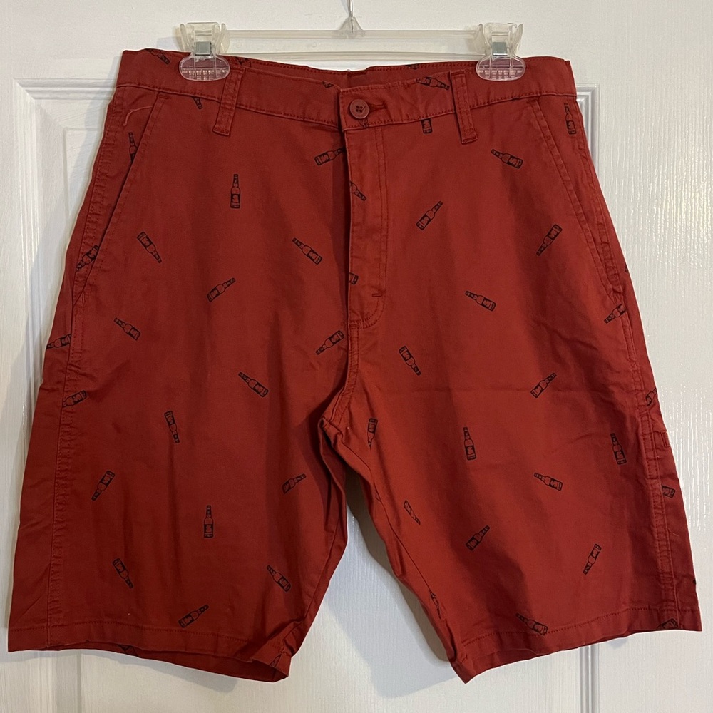 Mens Red Shorts Beer Bottle Pattern Flat Front Relaxed fit 32 Reg - Wrangler